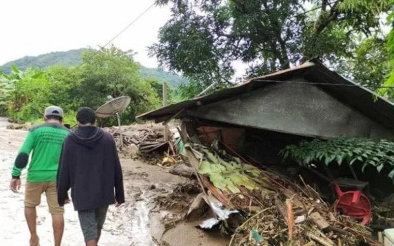  Bencana di NTT, Sejumlah Ruas di Kupang Masih Terhalang Pohon Tumbang