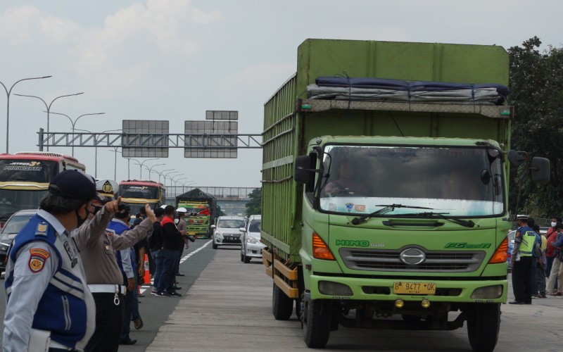 Kendaraan di atas sumbu tiga atau truk diminta keluar dari tol Cipali untuk mengantisipasi lonjakan arus balik libur panjang, Minggu (4/4/2021). Bisnis-Kim Baihaqi 