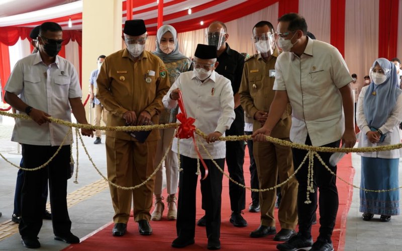 Wapres Ma'ruf Amin meresmikan Pasar Rakyat Kota Pariaman kunjungan kerja ke Sumatera Barat pada Selasa (6/4/2021). Dia didampingi oleh Menteri Perdagangan Muhammad Luthfi/Dok.-Setwapres