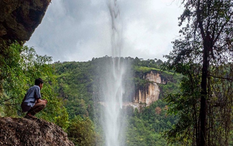  Kembangkan Desa Wisata, Gubernur Riau Undang Sandi Uno ke Air Terjun Batu Tilam