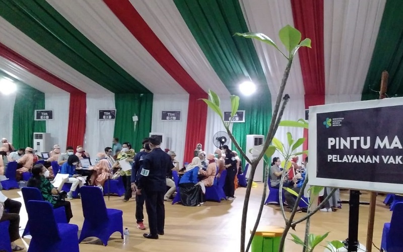 Suasana vaksinasi Covid-19 untuk lansia di Balai Besar Pelatihan Kesehatan, Kampus Hang Jebat, Jakarta Selatan./Bisnis-Nancy Junita