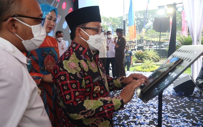 Wali Kota Malang Sutiaji (kanan) didampingi Kepala Badan Pendapatan Daerah Kota Malang Handi Priyanto pada Pelucuran E-SPPT PBB Kota Malang, Rabu (7/4/2021)./Istimewa