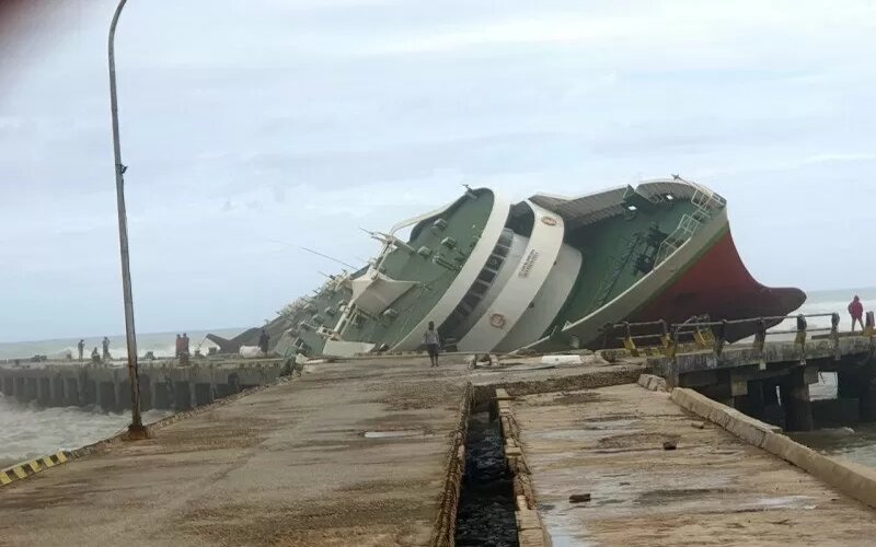  Dua Kapal Penumpang di NTT Karam Diterjang Siklon Seroja