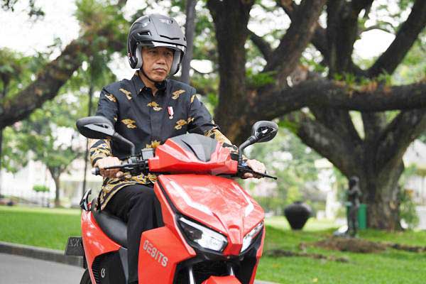 Presiden Joko Widodo menjajal sepeda motor listrik buatan dalam negeri 'Gesits', di halaman tengah Istana Kepresidenan, Jakarta, Rabu (7/11/2018)./ANTARA-Wahyu Putro A