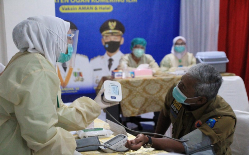 Petugas vaksinator menunjukkan tensi darah Bupati Kabupaten Ogan Komering Ilir Iskandar saat proses pemberian vaksin Covid-19. istimewa