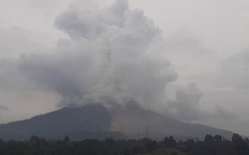  Gunung Sinabung Erupsi, Awan Panas Berjarak 1.000 Meter