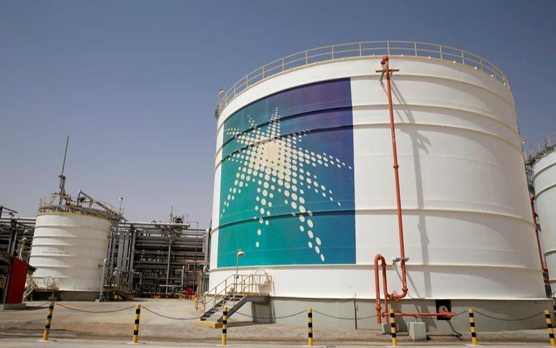 Tangki minyak Aramco terlihat di fasilitas produksi di ladang minyak Saudi Aramco di Shaybah, Arab Saudi, Selasa (22/5/2018)./Reuters