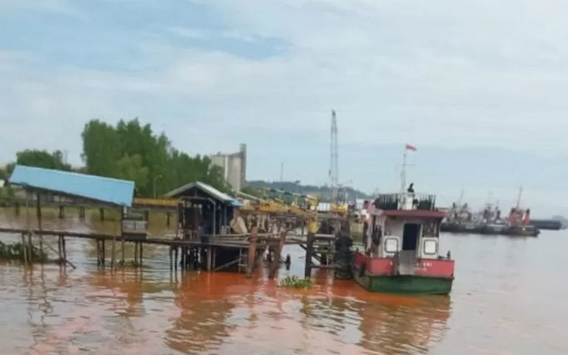  Kapal Tongkang Bermuatan Minyak Kelapa Sawit Tenggelam di Sungai Mahakam