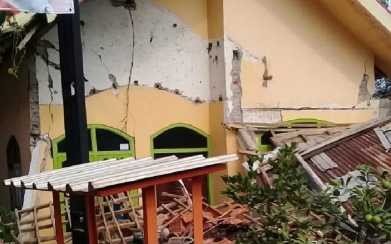  Gempa M 6,7 Guncang Blitar: Tembok DPRD Roboh, Genteng Kantor Pemkab Rontok