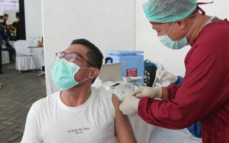  Vaksinasi Covid untuk Pekerja Pusat Perbelanjaan di Kediri Dipacu