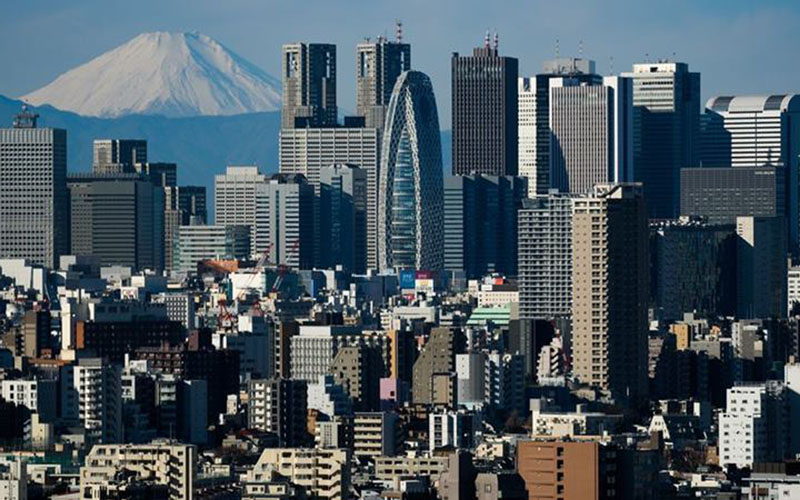 Gunung Fuji menjadi latar properti komersial di Tokyo, Jepang./Bloomberg/Akio Kon