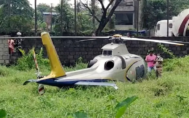 Sebuah helikopter yang membawa bos Lulu Group M.A. Yusuff Ali dan istrinya jatuh di dekat kampus Universitas Perikanan dan Studi Kelautan Kerala di Panangad pada Minggu (11/4/2021) pagi waktu setempat./Istimewa-ANI