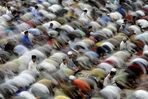  Tarawih Berjamaah di Masjid Surabaya Menerapkan Protokol Kesehatan