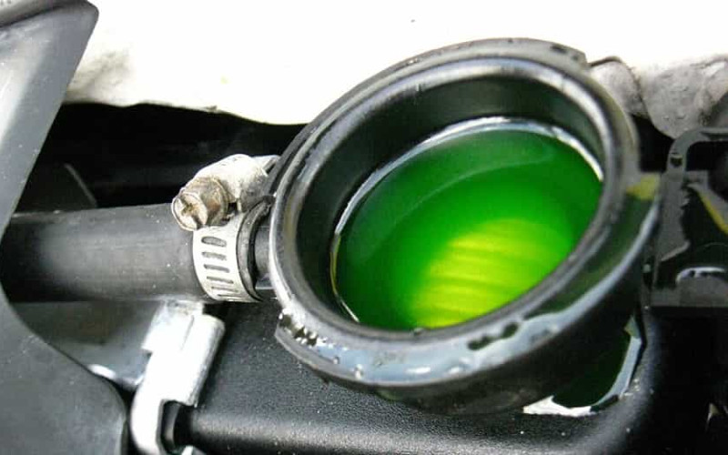  Begini Cara Cek Komponen Oli Mesin hingga Air Wiper Mobil