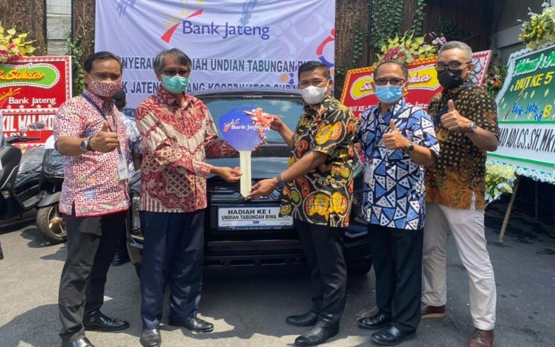Bank Jateng Cabang Surakarta menyerahkan hadiah undian Tabungan Bima Periode II kepada para pemenang. (Foto: Istimewa)