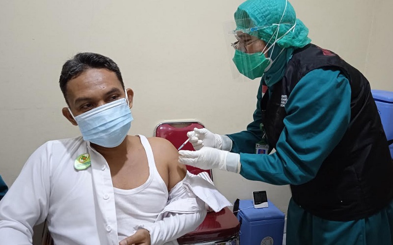  Vaksinasi Dosis Pertama Guru dan Tenaga Pendidikan di Kota Bandung Dimulai