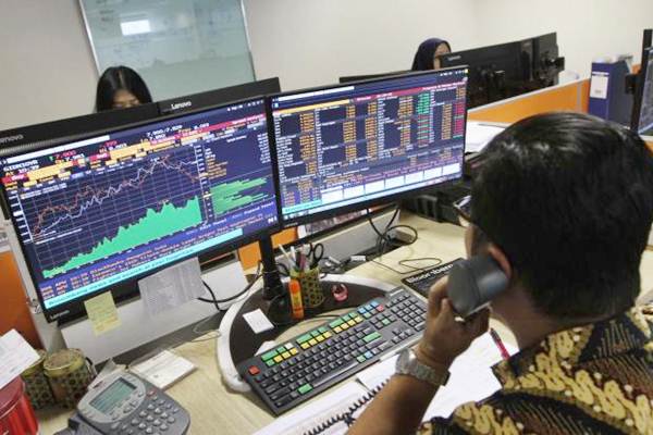 Karyawan memantau pergerakan Indeks harga saham gabungan (IHSG) di salah satu perusahaan manajer investasi, di Jakarta, Selasa (8/1/2019)./Bisnis-Endang Muchtar