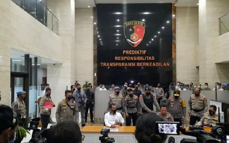 Kapolri Jenderal Pol Listyo Sigit Prabowo memberikan keterangan pers pascapenembakan di Mabes Polri, Rabu (31/3/2021)./Antara