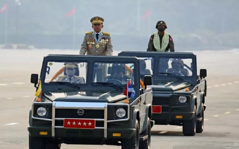 Kepala junta Myanmar Jenderal Senior Min Aung Hlaing, yang menggulingkan pemerintah terpilih dalam kudeta pada 1 Februari, memimpin parade militer pada Hari Angkatan Bersenjata di Naypyitaw, Myanmar, Sabtu (27/3/2021)./Antara-Reuters