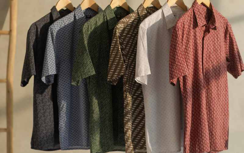 Enam kemeja pria dalam nuansa warna earthy, menampilkan beragam jenis batik dengan arti masing-masing yang bernuansa optimistis. /Uniqlo