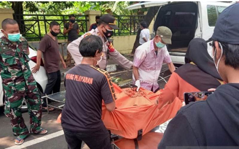 Polisi mengevakuasi jenazah dua pekerja proyek bangunan yang meninggal dunia karena tertimpa tembok saat melakukan renovasi rumah di Jalan Danau Limboto, Bendungan Hilir, Tanah Abang, Jakarta Pusat, Jumat siang (16/4/2021)./Antara-Mentari Dwi Gayati