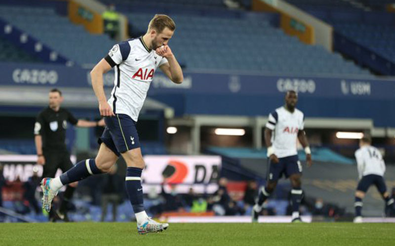 Ujung tombak Tottenham Hotspur Harry Kane selepas menjebol gawang Everton./Twitter@SpursOfficial