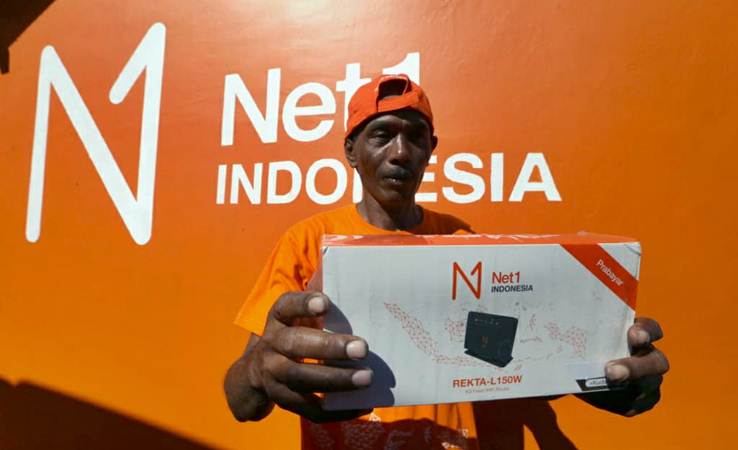 Pedagang kecil Mitra Net1 Utomo menunjukan modem internet di Desa Telogoharjo, Kecamatan Giritontro, Kabupaten Wonogiri, Selasa (23/4/2019)./Bisnis-Nurul Hidayat 