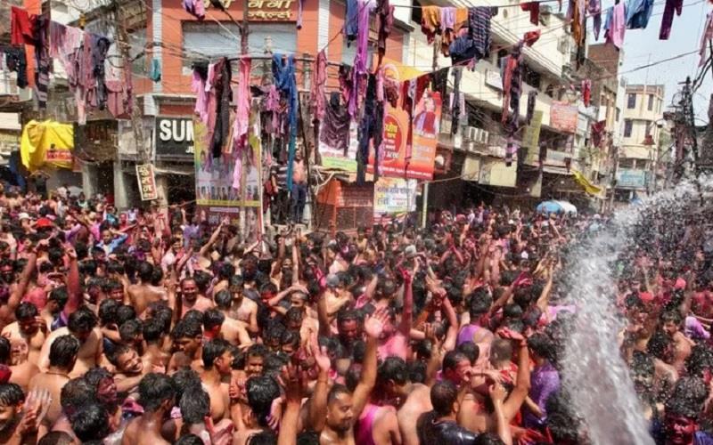 Ilustrasi - Para pria bersorak saat mereka disiram air selama perayaan Holi, di tengah penyebaran Covid-19 di Prayagraj, India, Senin (29/3/2021)./Antara-Reuters
