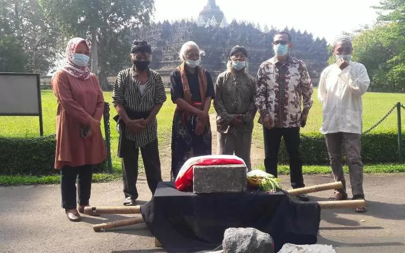 Masyarakat Serahkan Batu Dukung Pelestarian Borobudur