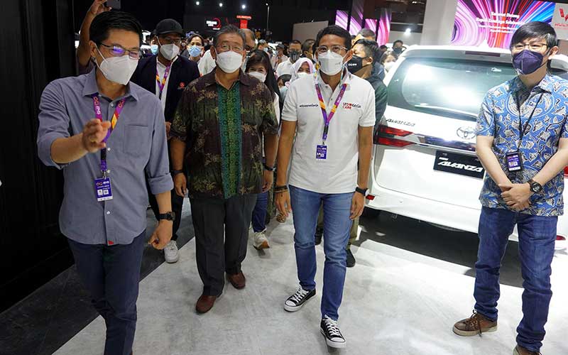  Menparekraf Sandiaga Uno Kunjungi Booth Toyota di IIMS 2021