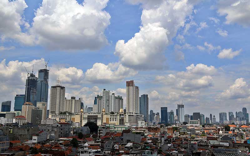 Suasana gedung bertingkat dan perumahan padat penduduk di Jakarta, Rabu (31/3/2021). Bisnis/Eusebio Chrysnamurti