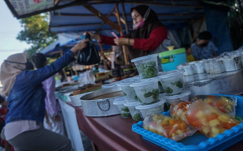  Satpol PP Riau Gelar Operasi Prokes di Pasar Ramadan