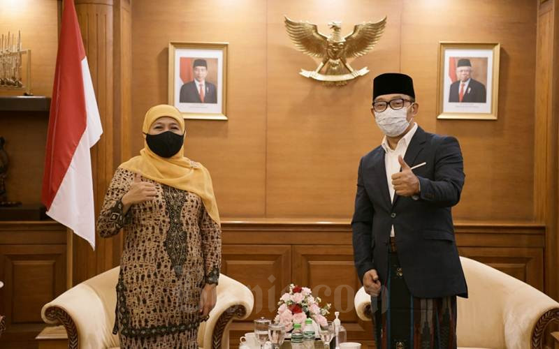 Gubernur Jatim Khofifah Indar Parawansa berfoto bersama Gubernur Jabar Ridwan Kamil/Istimewa-Humas Jabar