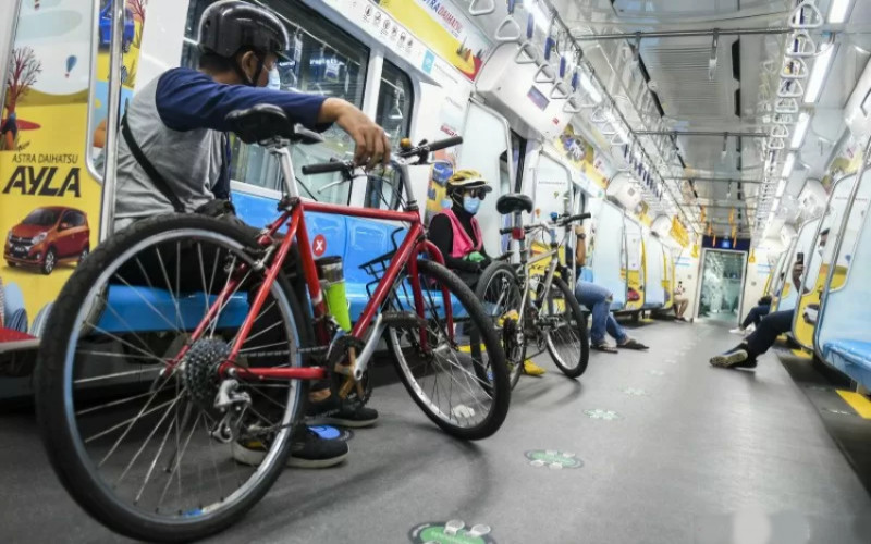 Demi menjaga kenyamanan seluruh pengguna MRT Jakarta, pengguna sepeda nonlipat hanya boleh menggunakan MRT Jakarta di luar jam sibuk (07.00--09.00 WIB dan 17.00--19.00 WIB), menggunakan kereta nomor enam di setiap rangkaian, serta maksimal empat sepeda per keberangkatan. /Antara