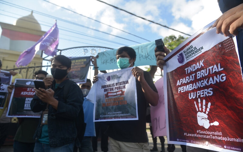 Sejumlah jurnalis yang berhimpun dalam Aliansi Jurnalis Independen (AJI) membentangkan poster dan spanduk saat menggelar aksi di Polda Aceh, Banda Aceh, Aceh, Kamis (15/4/2021). Jurnalis Aceh mengutuk tindak kekerasan terhadap wartawan Tempo, Nurhadi di Surabaya yang diduga pelakukanya aparat keamanan serta mendesak Polri serius mengusut kasus tersebut dan menghukum pelakunya./Antara-Ampelsa.