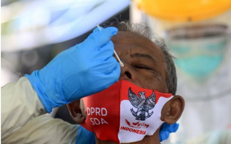 Ilustrasi-Petugas medis mengambil sampel usap hidung dan tenggorokan dalam pemeriksaan untuk mendeteksi penularan Covid-19 di Gedung DPRD Sidoarjo, Jawa Timur, Rabu (26/8/2020)./Antara-Umarul Faruqrnrn