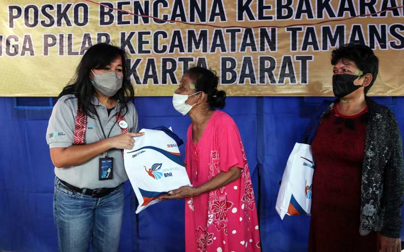  Srikandi BNI Serahkan Bantuan Kepada Korban Kebakaran di Taman Sari Jakarta