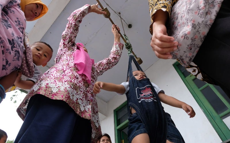 Petugas kader kesehatan desa menimbang balita di Posyandu Desa Danupayan, Bulu, Temanggung, Jawa Tengah, Rabu (11/3/2020). /ANTARA FOTO-Anis Efizudin