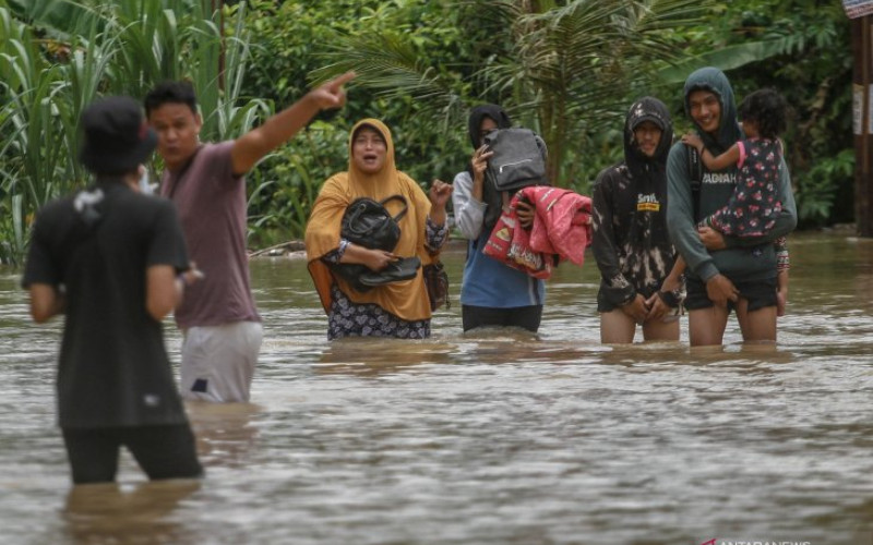  Banjir Pekanbaru: Saat Air Meninggi, Ini Tindakan Brimob Polda Riau