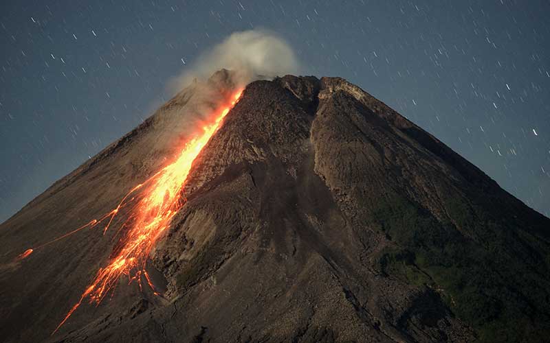  Gunung Merapi Kembali Keluarkan Lava Pijar dan Semburkan Awan Panas