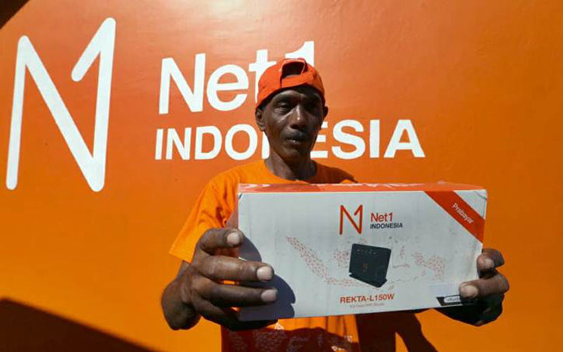 Pedagang kecil Mitra Net1 Utomo menunjukan modem internet di Desa Telogoharjo, Kecamatan Giritontro, Kabupaten Wonogiri, Selasa (23/4/2019)./Bisnis/Nurul Hidayat