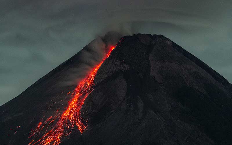  Gunung Merapi Keluarkan 10 Kali Lava Pijar Pada Minggu Pagi