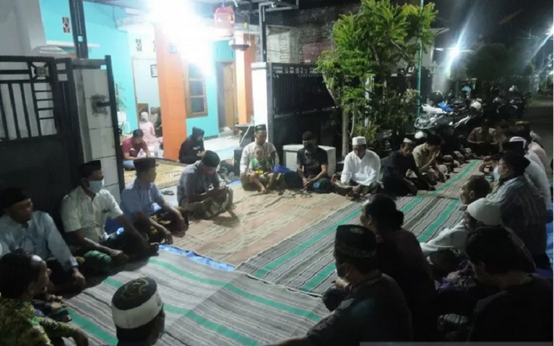 Doa bersama dan tahlil di rumah duka Serda Ede Pandu Yudha Kusuma di Perumahan Flamboyan, Kecamatan Soboh, Banyuwangi, Jawa Timur, Minggu (25/4/2021)./Antara