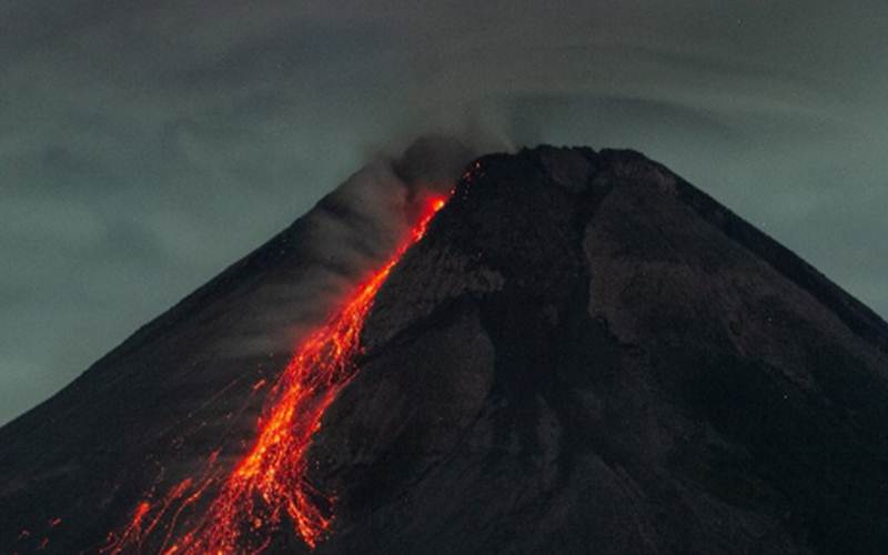 Gunung Merapi Kembali \'Batuk\', Luncurkan Lava Pijar ke Arah Barat Daya