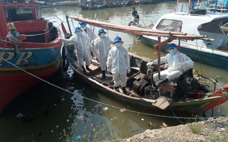 146 Kapal Nelayan Diterjunkan untuk Bersihkan Ceceran Minyak Mentah di Karawang