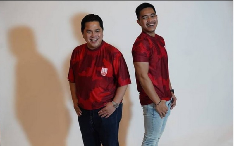 Erick Thohir (kiri) dan Kaesang Pangarep, pemilik saham Persis Solo berfoto bersama dengan seragam klub. /Instagram