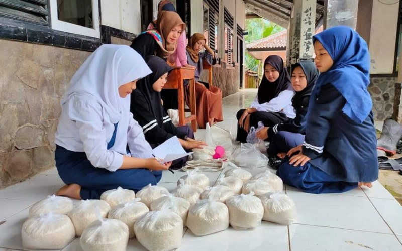  Pelajar di Purwakarta Distribusikan 17,5 Ton Beras Bagi Warga Prasejahtera