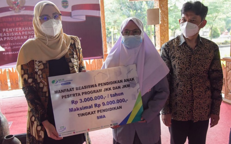  BP Jamsostek Berikan Beasiswa kepada Ratusan Pelajar di Purwakarta