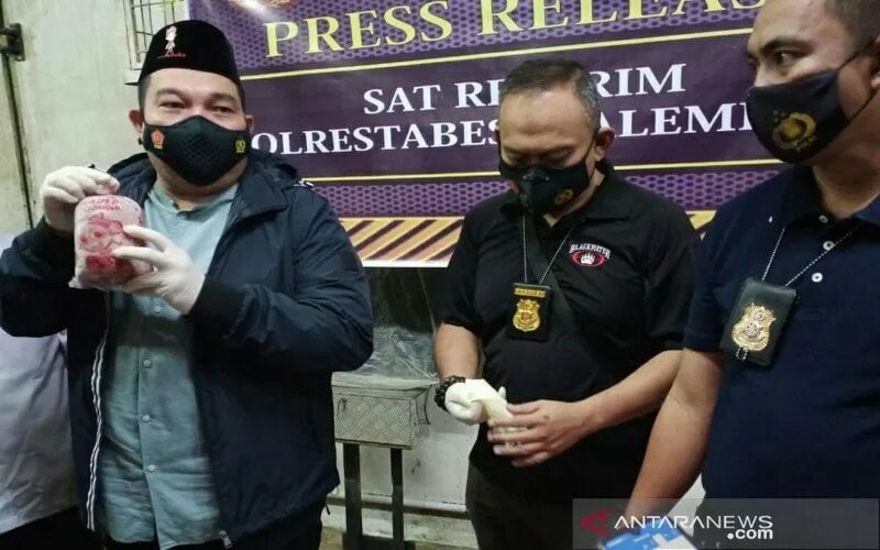  Polisi Menggerebek Gudang Ikan Berformalin di Pasar Jakabaring