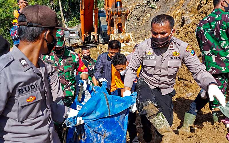  Petugas Gabungan Evakuasi Jenazah Korban Tanah Longsor di Proyek Pembangunan PLTA Tapanuli Selatan
